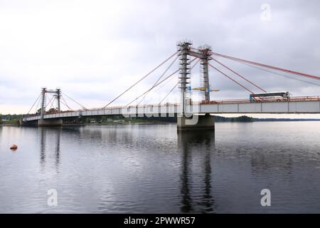 Il ponte Stromsund a Stroms vattudal, un vasto sistema idrico nel Jammtland svedese in estate in una giornata nuvolosa Foto Stock