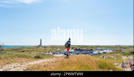 Skagen, Danimarca - Luglio 10 2019: Vista sul centro visitatori di Grenen con il Grå Fyr sullo sfondo. Foto Stock