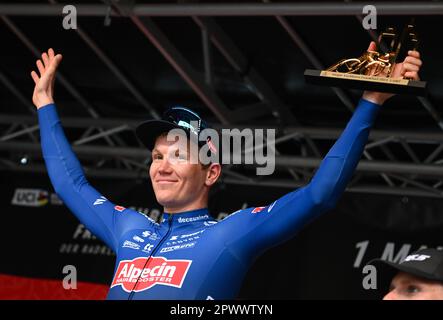 Hesse, Francoforte sul meno, Germania. 01 maggio 2023. Ciclismo: UCI WorldTour - Eschborn-Francoforte, (203,80 km), uomini. Sören Kragh Andersen, danese del Team Alpecin Deceuninck, è felice dopo la sua vittoria alla cerimonia di premiazione. Foto: Arne Dedert/dpa Foto Stock