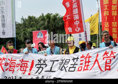 Taipei, Taiwan. 01st maggio, 2023. I sindacalisti taiwanesi hanno una bandiera che esprime le loro opinioni durante la protesta del giorno di maggio al di fuori dell'edificio dell'ufficio presidenziale di Taipei. Diverse migliaia di sindacalisti taiwanesi e attivisti politici si sono riuniti davanti all'edificio dell'Ufficio Presidenziale di Taipei durante le proteste annuali del giorno di maggio. I dimostranti hanno trasmesso una serie di lamentele e inviti ad agire. (Foto di Toby Scott/SOPA Images/Sipa USA) Credit: Sipa USA/Alamy Live News Foto Stock