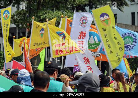 Taipei, Taiwan. 01st maggio, 2023. I sindacalisti taiwanesi e altri hanno fatto ondare bandiere e bandiere durante la protesta il giorno di maggio fuori dall'edificio dell'ufficio presidenziale a Taipei. Diverse migliaia di sindacalisti taiwanesi e attivisti politici si sono riuniti davanti all'edificio dell'Ufficio Presidenziale di Taipei durante le proteste annuali del giorno di maggio. I dimostranti hanno trasmesso una serie di lamentele e inviti ad agire. (Foto di Toby Scott/SOPA Images/Sipa USA) Credit: Sipa USA/Alamy Live News Foto Stock