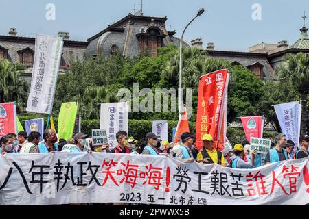 Taipei, Taiwan. 01st maggio, 2023. I sindacalisti taiwanesi hanno una bandiera che esprime le loro opinioni durante la protesta del giorno di maggio al di fuori dell'edificio dell'ufficio presidenziale di Taipei. Diverse migliaia di sindacalisti taiwanesi e attivisti politici si sono riuniti davanti all'edificio dell'Ufficio Presidenziale di Taipei durante le proteste annuali del giorno di maggio. I dimostranti hanno trasmesso una serie di lamentele e inviti ad agire. (Foto di Toby Scott/SOPA Images/Sipa USA) Credit: Sipa USA/Alamy Live News Foto Stock