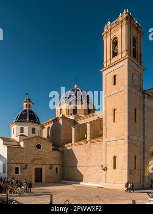 Nuestra Señora del Consuelo, Chiesa all'interno del centro storico su una collina con suggestive cupole a mosaico blu e vista sul mare. Altea, Alicante, Spagna, Europa Foto Stock
