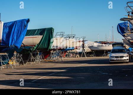 Goteborg, Svezia - Aprile 22 2020: Lunghe file di barche a vela in rimessaggio invernale. Foto Stock