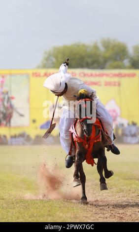 Islamabad, capitale, Pakistan. 30th Apr, 2023. Un cavaliere partecipa al gioco Tent Pegging a Islamabad. Il concorso Tent Pegging è stato organizzato per segnare l'arrivo della stagione primaverile in Pakistan. (Credit Image: © Raja Imran Bahader/Pacific Press via ZUMA Press Wire) SOLO PER USO EDITORIALE! Non per USO commerciale! Foto Stock