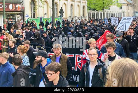 Berlino, Germania. 01st maggio, 2023. I partecipanti vestiti di Black Walk si sono formati in un isolato attraverso Berlino-Neukölln durante la dimostrazione per il cosiddetto Maggio rivoluzionario. Credit: Lukas Dubro/dpa/Alamy Live News Foto Stock