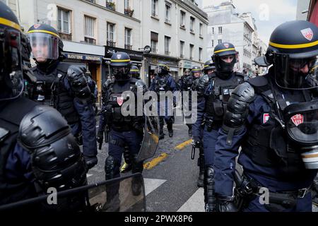 Parigi, Francia. 01st maggio, 2023. La polizia prende posizione durante una protesta di massa per il Labor Day nelle strade di Parigi, lunedì 1 maggio 2023. Sono scoppiati scontri tra le forze di sicurezza e i manifestanti radicali che hanno smaschiato le finestre delle banche mentre i sindacati hanno spinto il presidente ad abolire un’età pensionabile più elevata. Foto di Maya Vidon-White/UPI Credit: UPI/Alamy Live News Foto Stock