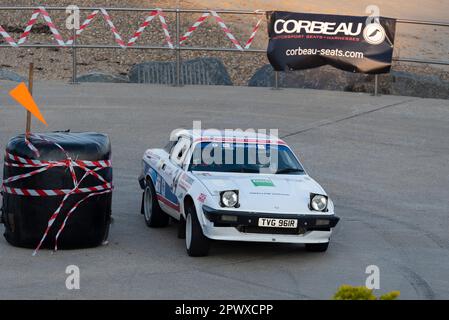 David Kynaston corre un Triumph TR7 V8 in gara nel Corbeau Seats rally sul lungomare di Clacton, Essex, Regno Unito. Secondo conducente Andy Conibear Foto Stock