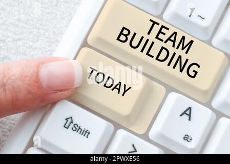 Didascalia di testo che presenta Team Building, Business idea tipi di attività utilizzate per migliorare le relazioni sociali Foto Stock