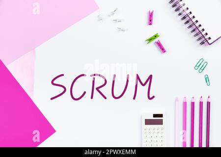 Scrittura che mostra il testo Scrum, Word scritto sulla scrittura a mano come distinto dai caratteri scritti di stampa di gioco Foto Stock
