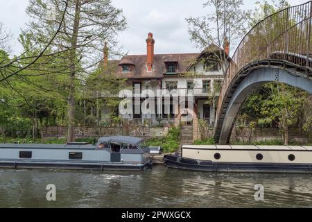 Eyot House su D'Oyly carte Island sul Tamigi vicino a Weybridge, Surrey, Regno Unito. Foto Stock