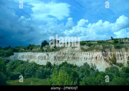 Cretaceo cava. Paesaggio con scogliere di sabbia e bellissimo cielo. Cretaceo pit. Le scogliere di sabbia con foresta a piedi. Montagne di sabbia. Landsca celesti Foto Stock