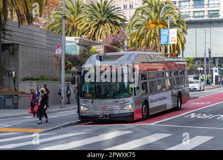 Una foto di un autobus Muni nel centro di San Francisco. Foto Stock