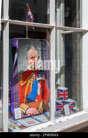 Vetrine di negozi di souvenir per l'incoronazione di Re Carlo III nel maggio 2023, Guildford, Inghilterra, Regno Unito Foto Stock