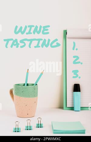 Scrittura del testo degustazione del vino, idea di affari Degustation alcool sociale di riunione Gourmet Winery bere Foto Stock