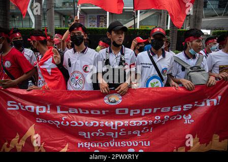 Bangkok, Thailandia. 01st maggio, 2023. I lavoratori del Myanmar hanno una bandiera prima della marcia per celebrare la giornata internazionale del lavoro a Bangkok. Myanmar Migrant Workers Union ha marciato nel centro di Bangkok per celebrare la Giornata internazionale del lavoro e chiedere i diritti dei lavoratori e protestare contro il governo militare del Myanmar. Credit: SOPA Images Limited/Alamy Live News Foto Stock