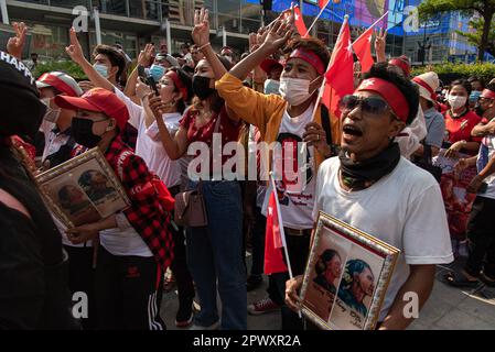 Bangkok, Thailandia. 01st maggio, 2023. I lavoratori del Myanmar salutano con tre dita durante la marcia per celebrare la giornata internazionale del lavoro a Bangkok. Myanmar Migrant Workers Union ha marciato nel centro di Bangkok per celebrare la Giornata internazionale del lavoro e chiedere i diritti dei lavoratori e protestare contro il governo militare del Myanmar. Credit: SOPA Images Limited/Alamy Live News Foto Stock