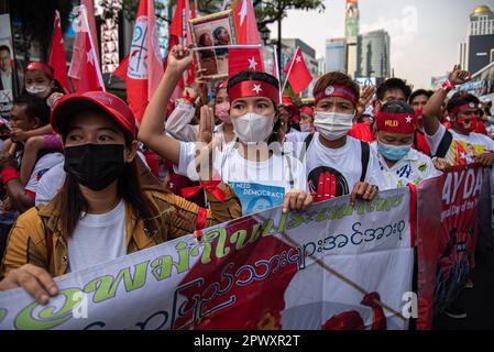 Bangkok, Thailandia. 01st maggio, 2023. I lavoratori del Myanmar salutano con tre dita durante la marcia per celebrare la giornata internazionale del lavoro a Bangkok. Myanmar Migrant Workers Union ha marciato nel centro di Bangkok per celebrare la Giornata internazionale del lavoro e chiedere i diritti dei lavoratori e protestare contro il governo militare del Myanmar. Credit: SOPA Images Limited/Alamy Live News Foto Stock