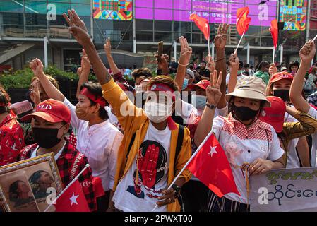 Bangkok, Thailandia. 01st maggio, 2023. I lavoratori del Myanmar salutano con tre dita durante la marcia per celebrare la giornata internazionale del lavoro a Bangkok. Myanmar Migrant Workers Union ha marciato nel centro di Bangkok per celebrare la Giornata internazionale del lavoro e chiedere i diritti dei lavoratori e protestare contro il governo militare del Myanmar. (Foto di Peerapon Boonyakiat/SOPA Images/Sipa USA) Credit: Sipa USA/Alamy Live News Foto Stock