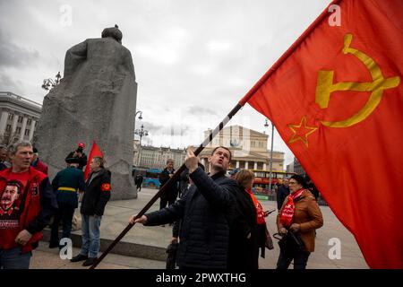 Mosca, Russia. 1st maggio 2023. Il Partito Comunista Russo (KPRF) tiene un rally presso il Monumento a Karl Marx in Piazza Teatralnaya per celebrare la Giornata Internazionale dei lavoratori nel centro di Mosca, in Russia. Nikolay Vinokurov/Alamy Live News Foto Stock