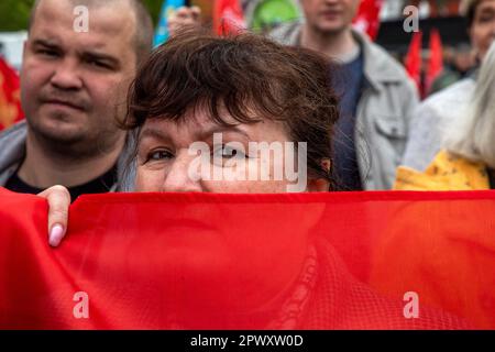 Mosca, Russia. 1st maggio 2023. Il Partito Comunista Russo (KPRF) tiene un rally presso il Monumento a Karl Marx in Piazza Teatralnaya per celebrare la Giornata Internazionale dei lavoratori nel centro di Mosca, in Russia. Nikolay Vinokurov/Alamy Live News Foto Stock