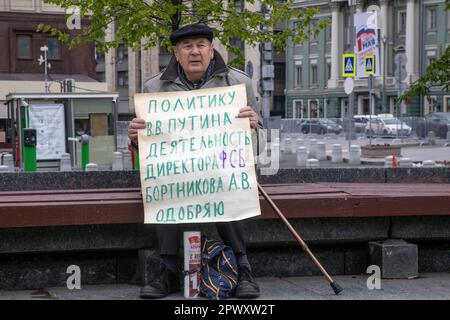 Mosca, Russia. 1st maggio 2023. Il Partito Comunista Russo (KPRF) tiene un rally presso il Monumento a Karl Marx in Piazza Teatralnaya per celebrare la Giornata Internazionale dei lavoratori nel centro di Mosca, in Russia. Nikolay Vinokurov/Alamy Live News Foto Stock