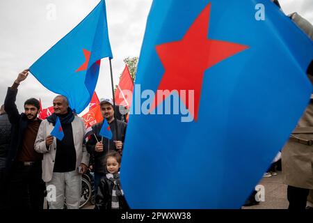 Mosca, Russia. 1st maggio 2023. I comunisti dello Yemen partecipano a un raduno del KPRF presso il Monumento a Karl Marx in Piazza Teatralnaya per celebrare la Giornata Internazionale dei lavoratori a Mosca, Russia. Nikolay Vinokurov/Alamy Live News Foto Stock