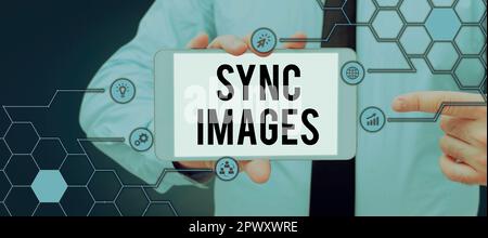 Didascalia concettuale Sincronizza immagini, Word scritto su come rendere le foto identiche in tutti i dispositivi accessibili ovunque Foto Stock