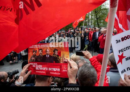 Mosca, Russia. 1st maggio 2023. Il Partito Comunista Russo (KPRF) tiene un rally presso il Monumento a Karl Marx in Piazza Teatralnaya per celebrare la Giornata Internazionale dei lavoratori nel centro di Mosca, in Russia. Nikolay Vinokurov/Alamy Live News Foto Stock