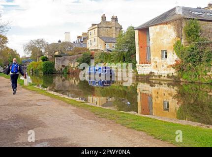 Il canale Kennet e Avon a Bath con barca ormeggiata. Preso nell'aprile 2023. Foto Stock