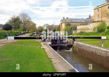 Porta a serratura sul canale Kennet e Avon a Bath. Preso nell'aprile 2023 Foto Stock