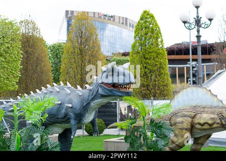 Iasi, Romania - 28 aprile 2023: Modelli animati ricostruiti a grandezza naturale di un dinosauro. Il parco dei dinosauri nel Giardino pubblico di Palas a Iasi Foto Stock