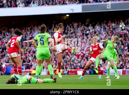 Jen Beattie dell'Arsenal segna il secondo gol della partita durante la semifinale della UEFA Women's Champions League alla seconda tappa dell'Emirates Stadium, Londra. Data immagine: Lunedì 1 maggio 2023. Foto Stock