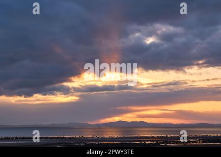 Le colline di Dumfries e Galloway al tramonto, visto attraverso il Solway Firth da Allonby, Cumbria Foto Stock