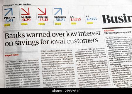 "Le banche hanno avvertito il basso interesse sui risparmi per i clienti fedeli" Guardian giornale business headline Interest articolo 21 aprile 2023 Londra Inghilterra Regno Unito Foto Stock