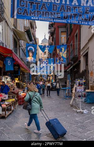 Napoli, Italia - 21 aprile 2023: Nel centro storico della città di San Gregorio Armeno, nei vicoli decorati con i simboli del c. Foto Stock