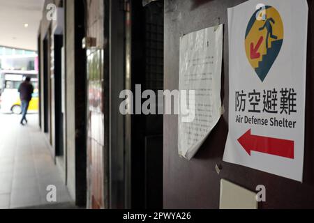 Taipei, Taiwan. 01st maggio, 2023. Un cartello sul lato di un edificio indica la posizione di un rifugio Air raid a Taipei. Secondo quanto riferito, Taiwan ha più di 100.000 rifugi in grado di ospitare 86 milioni di persone, più del triplo della sua popolazione di 24 milioni. Credit: SOPA Images Limited/Alamy Live News Foto Stock