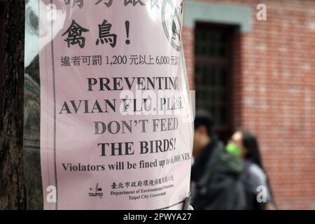 Taipei, Taiwan. 01st maggio, 2023. Un cartello avverte le persone di non nutrire gli uccelli a Taipei. Nel mese di marzo, l'isola ha riportato il suo primo caso interno di influenza aviaria H9N2. Credit: SOPA Images Limited/Alamy Live News Foto Stock