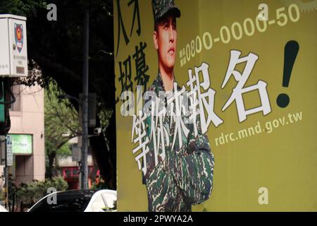 Taipei, Taiwan. 01st maggio, 2023. Un poster di reclutamento per le forze armate di Taiwan è raffigurato sul lato di un edificio governativo a Taipei. L'isola ha recentemente aumentato il periodo di coscrizione militare da quattro mesi ad un anno. Credit: SOPA Images Limited/Alamy Live News Foto Stock