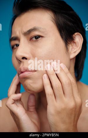 Ritratto di uomo che prende la doccia dopo l'allenamento in palestra Foto  stock - Alamy