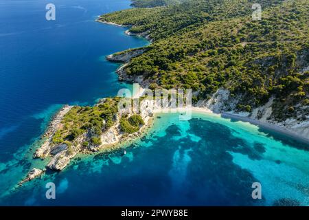 Vista aerea della costa del mare Ionio vicino alla spiaggia di Gidaki sull'isola di Ithaki, Grecia. Foto Stock
