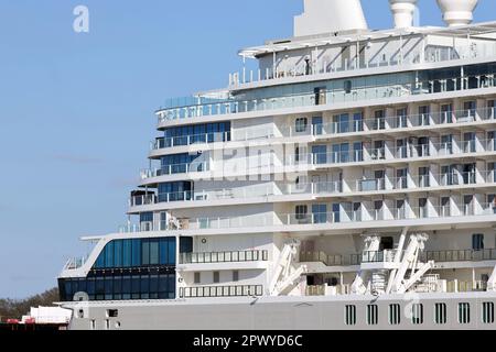 La nave da crociera Silver Nova è ormeggiata di fronte al cantiere Meyer di Papenburg il 30 aprile 2023. Foto Stock