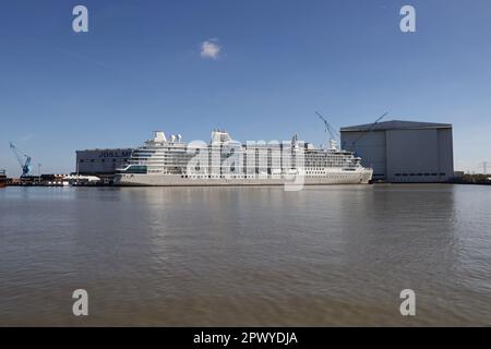 La nave da crociera Silver Nova è ormeggiata di fronte al cantiere Meyer di Papenburg il 30 aprile 2023. Foto Stock
