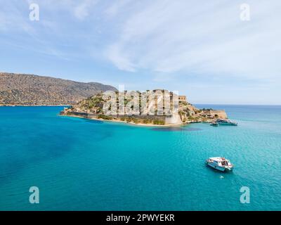 Vista aerea di un'antica isola fortezza veneziana e dell'ex colonia di Leper. Spinalonga, Creta, Grecia. Foto Stock