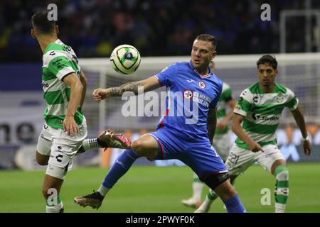 Città del Messico, Messico. 29th Apr, 2023. Carlos Rotondi di Cruz Azul combatte per la palla durante la partita di calcio tra Santos Laguna e Cruz Azul del torneo di chiusura 2023 allo stadio Azteca. Il 29 aprile 2023 a Città del Messico. (Credit Image: © Ismael Rosas/eyepix via ZUMA Press Wire) SOLO PER USO EDITORIALE! Non per USO commerciale! Foto Stock