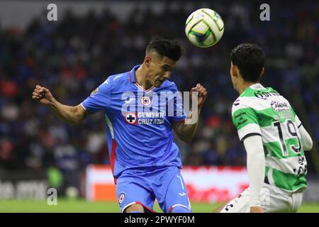 Città del Messico, Messico. 29th Apr, 2023. Uriel Antuna di Cruz Azul combatte per la palla durante la partita di calcio tra Santos Laguna e Cruz Azul del torneo di chiusura 2023 allo stadio Azteca. Il 29 aprile 2023 a Città del Messico. (Credit Image: © Ismael Rosas/eyepix via ZUMA Press Wire) SOLO PER USO EDITORIALE! Non per USO commerciale! Foto Stock