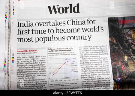 'L'India sorpassa la Cina per la prima volta per diventare il paese più popoloso del mondo' Guardian giornale headline World Population articolo 25th aprile 2023 Regno Unito Foto Stock