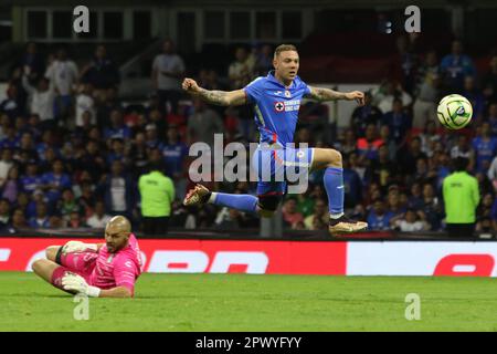 Città del Messico, Messico. 29th Apr, 2023. Carlos Rotondi di Cruz Azul in azione durante la partita di calcio tra Santos Laguna e Cruz Azul del torneo di chiusura 2023 allo stadio Azteca. Il 29 aprile 2023 a Città del Messico. (Credit Image: © Ismael Rosas/eyepix via ZUMA Press Wire) SOLO PER USO EDITORIALE! Non per USO commerciale! Foto Stock