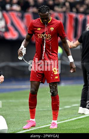 Tammy Abraham di AS Roma sputa un po' d'acqua durante la Serie Una partita di calcio tra AS Roma e AC Milan allo stadio Olimpico di Roma, aprile 29 Foto Stock