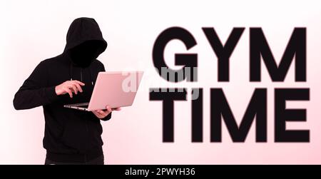 Mano che scrive segno Gym tempo, parola scritta su una motivazione per iniziare a lavorare fuori fare le esercitazioni idoneità Foto Stock